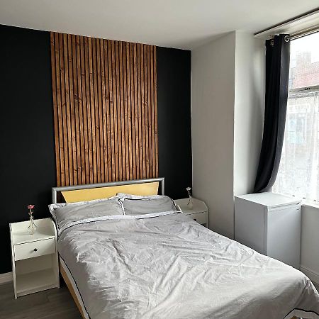 Modern En Suite Bedroom Close To City Centre Leeds  Zewnętrze zdjęcie